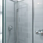 Admire la paroi de douche en verre moderne dans une salle de bain élégante.